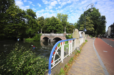 904901 Gezicht op de Abstederbrug over de Stadsbuitengracht te Utrecht, vanaf de Looierbrug over de Minstroom in de ...